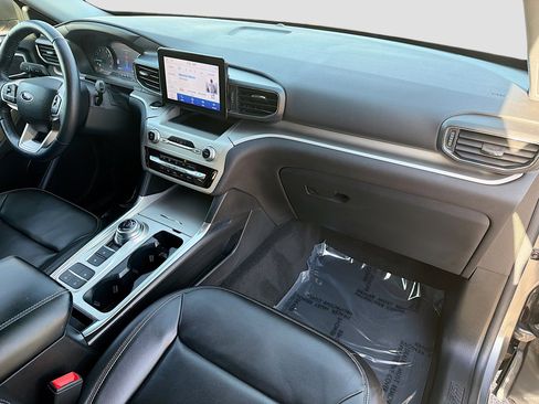 Used 2022 Ford Explorer XLT w/ Equipment Group 202A image 14