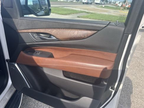 Used 2019 Cadillac Escalade ESV Luxury image 18