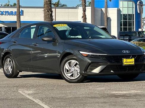 Certified 2025 Hyundai Elantra SE image 2