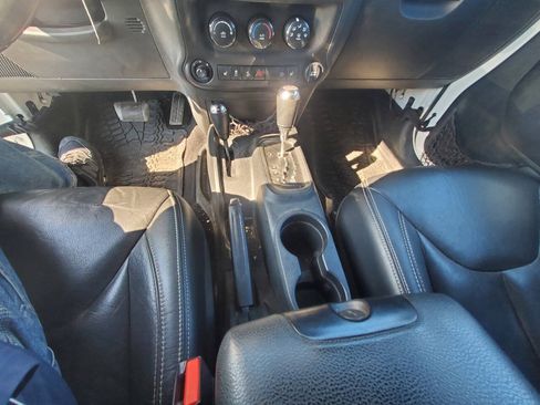 Used 2017 Jeep Wrangler Unlimited Rubicon w/ Cold Weather Group AWD/4WD image 16