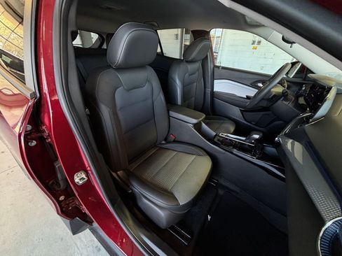 Used 2025 Chevrolet Trax LT image 35