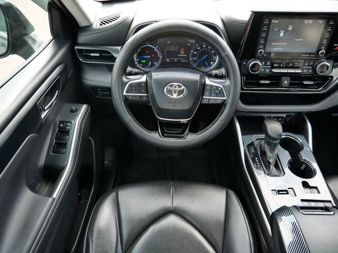 Used 2020 Toyota Highlander XLE image 24