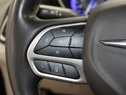 Used 2023 Chrysler Pacifica Limited FWD image 42