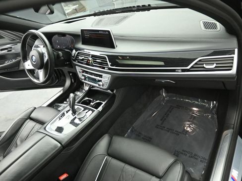 Used 2022 BMW 750i xDrive w/ M Sport Package image 27