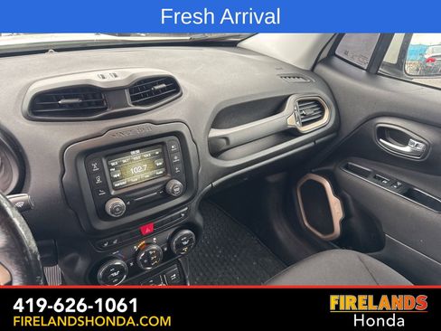 Used 2017 Jeep Renegade Latitude w/ Popular Equipment Group image 18