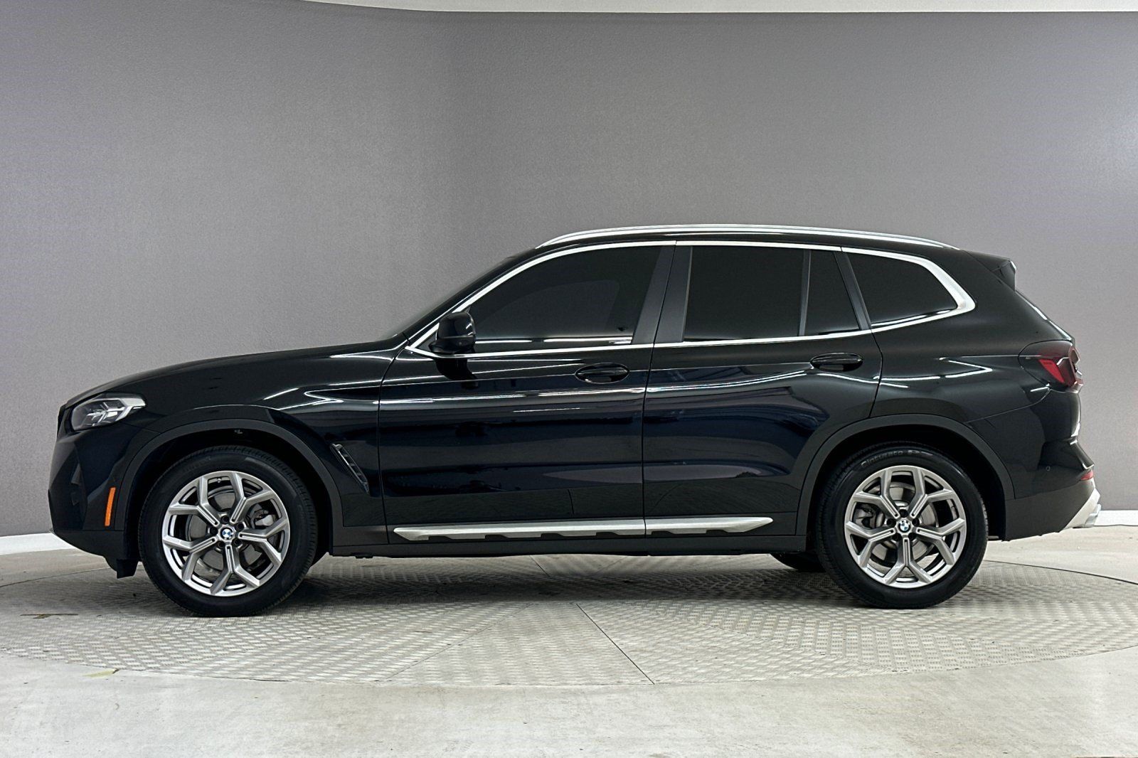 Used 2023 BMW X3 xDrive30i w/ Premium Package w/ZPA AWD/4WD image 2