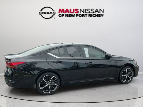 Certified 2025 Nissan Altima 2.5 SR FWD image 11