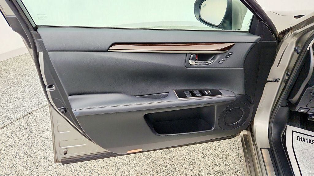 Used 2016 Lexus ES 350 w/ Luxury Package w/Wood Trim FWD image 11