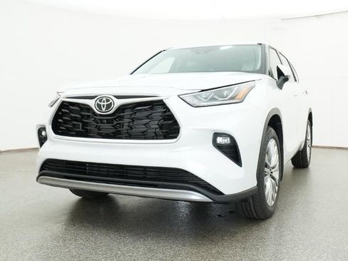 New 2026 Toyota Highlander Platinum AWD/4WD image 32