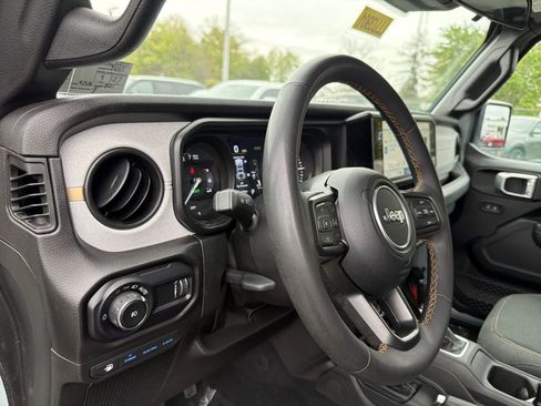 Used 2024 Jeep Wrangler Unlimited AWD/4WD image 21