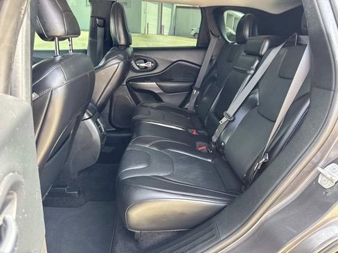 Used 2019 Jeep Cherokee Limited FWD image 19