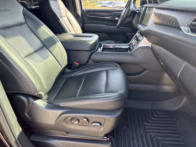 Used 2022 GMC Yukon XL Denali RWD image 11