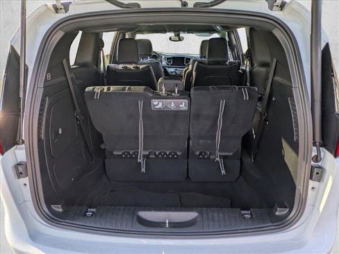 Used 2020 Chrysler Pacifica Touring-L w/ S Appearance Package image 9