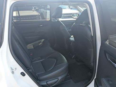 Used 2022 Toyota Highlander XLE AWD/4WD image 32