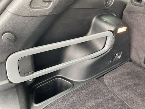 Used 2016 Jeep Cherokee Latitude w/ Cold Weather Group image 51