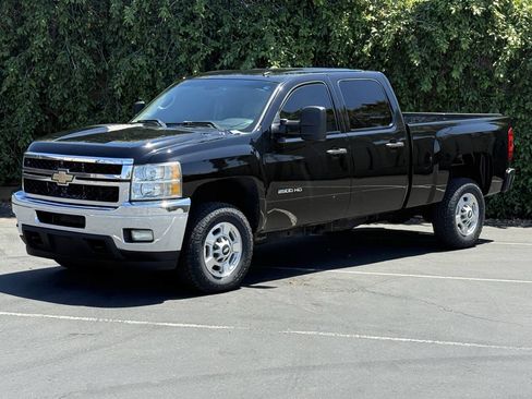 Used 2011 Chevrolet Silverado 2500 LT w/ Interior Plus Package AWD/4WD image 4