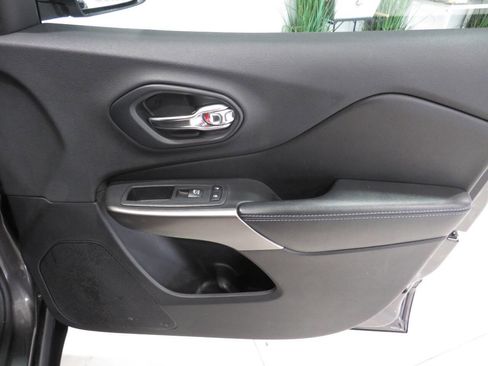 Used 2019 Jeep Cherokee Latitude Plus FWD image 27