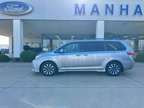 Used 2018 Toyota Sienna XLE Premium image 4
