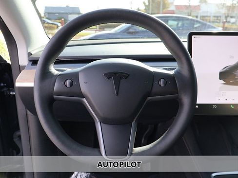 Used 2024 Tesla Model Y Long Range image 3