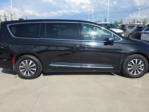 Used 2022 Chrysler Pacifica Limited image 6