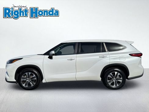 Used 2023 Toyota Highlander XLE FWD image 3