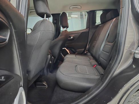 Used 2018 Jeep Renegade Latitude w/ Advanced Technology Group image 21