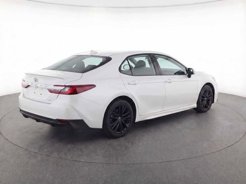 Used 2025 Toyota Camry SE image 9