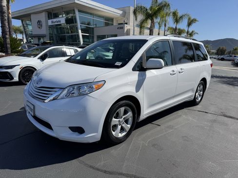 Used 2017 Toyota Sienna LE FWD image 5