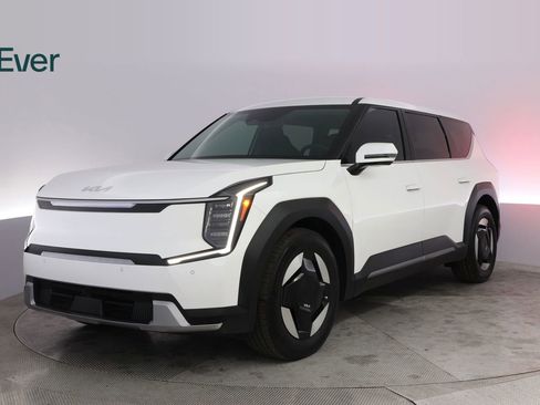 Used 2024 Kia EV9 Light Long Range RWD image 2