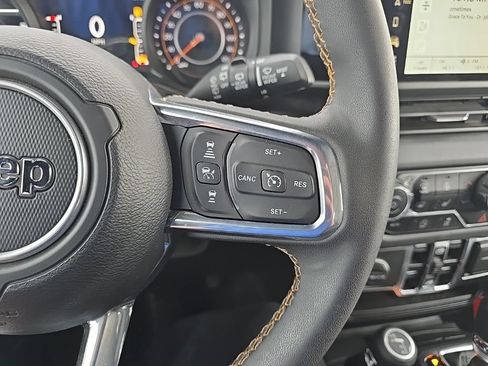 Used 2024 Jeep Wrangler Unlimited Sahara w/ Technology Group AWD/4WD image 15