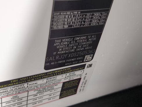 Used 2025 Land Rover Discovery S image 25