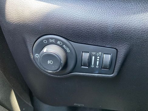 Used 2025 Jeep Compass Trailhawk AWD/4WD image 14