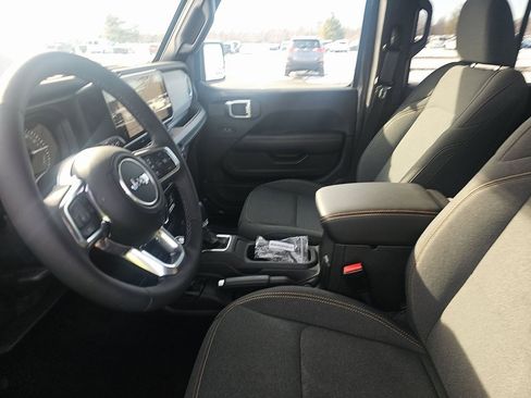 Used 2025 Jeep Wrangler Unlimited Sahara image 4