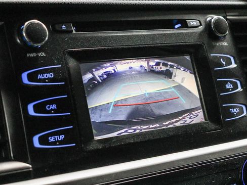 Used 2018 Toyota Highlander LE w/ Carpet Mat Package (TMS) FWD image 23