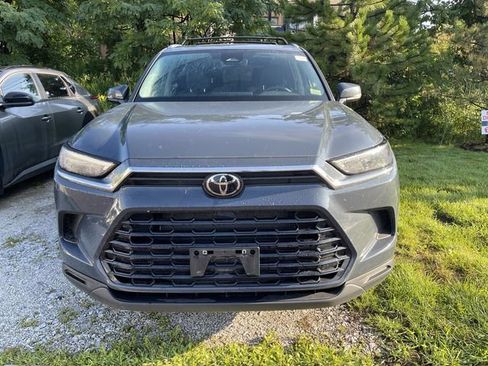 Used 2024 Toyota Grand Highlander AWD image 3