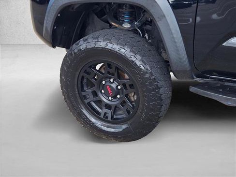 Used 2018 Toyota Tacoma TRD Off-Road RWD image 18