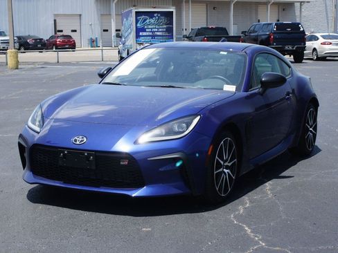 Used 2024 Toyota GR86 RWD image 2