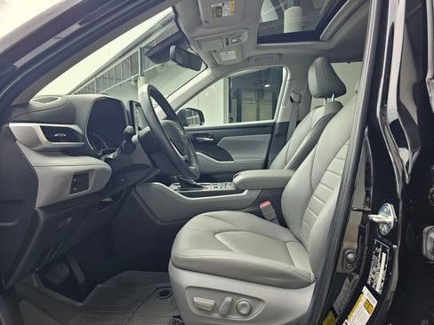 Used 2022 Toyota Highlander XLE AWD/4WD image 20