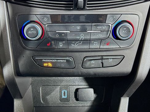 Used 2019 Ford Escape SE image 16