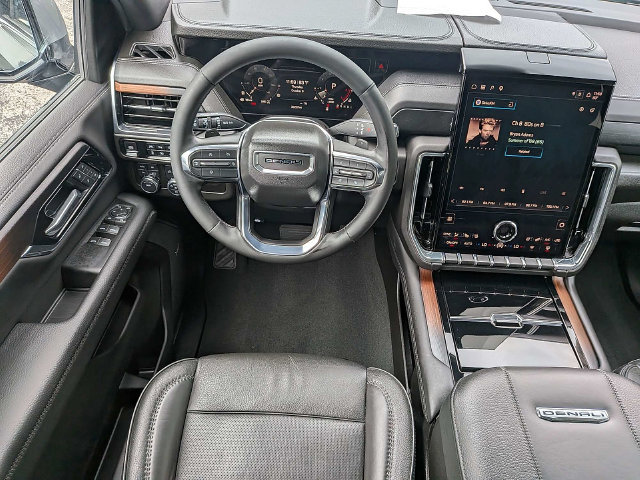 Used 2025 GMC Yukon XL Denali AWD/4WD image 16