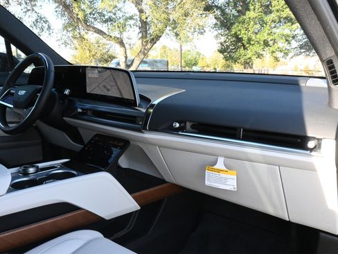 New 2026 Cadillac Vistiq Luxury image 25