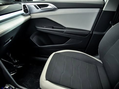 Certified 2025 Volkswagen Taos SE w/ Panoramic Sunroof Package image 17