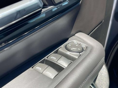 Used 2025 Chevrolet Suburban Z71 AWD/4WD image 38
