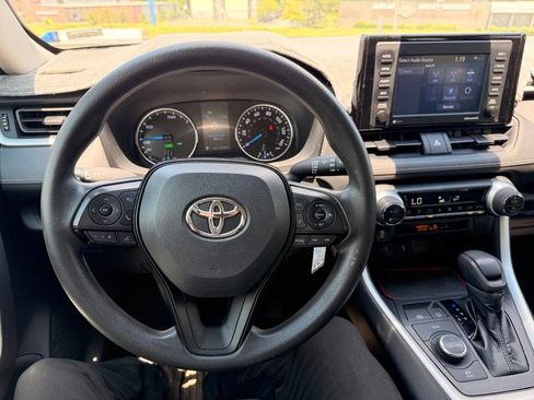 Used 2021 Toyota RAV4 LE AWD/4WD image 17