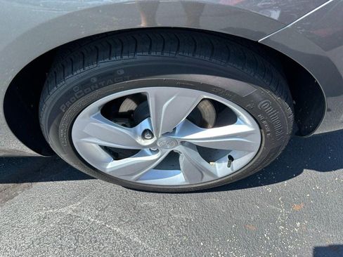 Used 2018 Buick Regal Preferred w/ Sights and Sounds Package FWD image 8