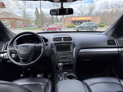 Used 2019 Ford Explorer XLT w/ Equipment Group 202A AWD/4WD image 10
