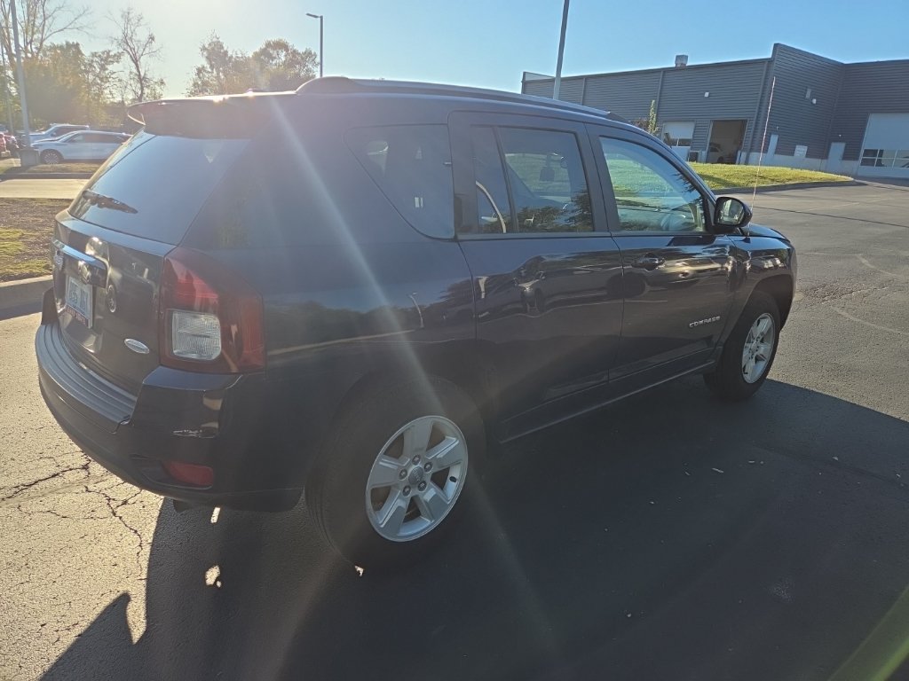 Used 2017 Jeep Compass Latitude FWD image 6