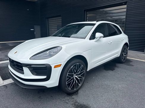Certified 2026 Porsche Macan AWD/4WD image 1