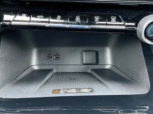 Used 2025 Chevrolet Traverse LT w/ Sun and Wheel Package FWD image 26