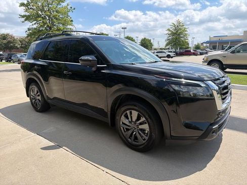 Used 2024 Nissan Pathfinder SV w/ SV Premium Package AWD/4WD image 7